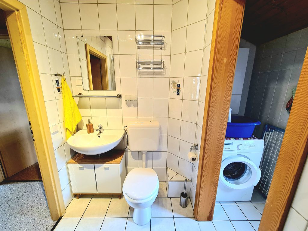 Waschbereich & Toilette sowie separater Raum mit Waschmaschine