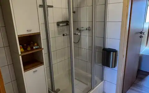 Badezimmer mit Duschbereich...