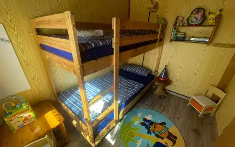 Kinderzimmer mit zwei Etagenbetten
